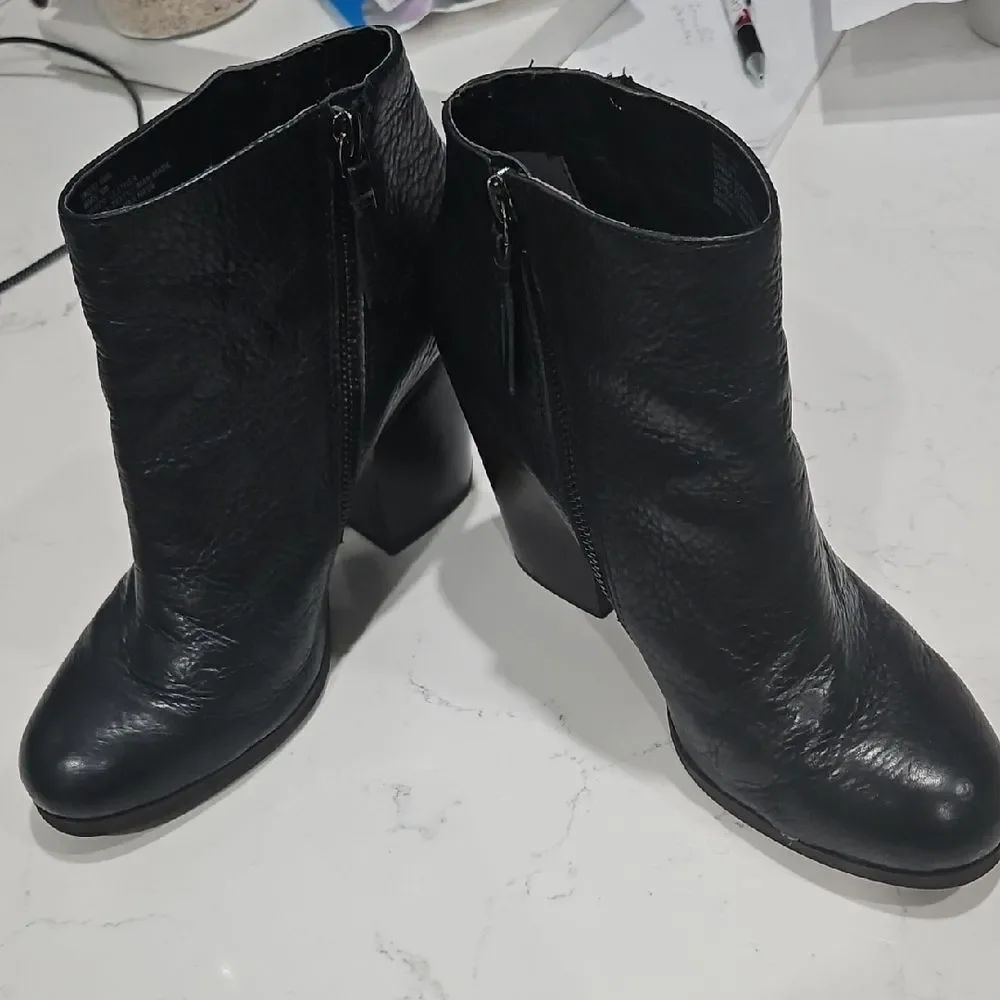 Kenneth Cole Reaction Black Leather Ankle Boots